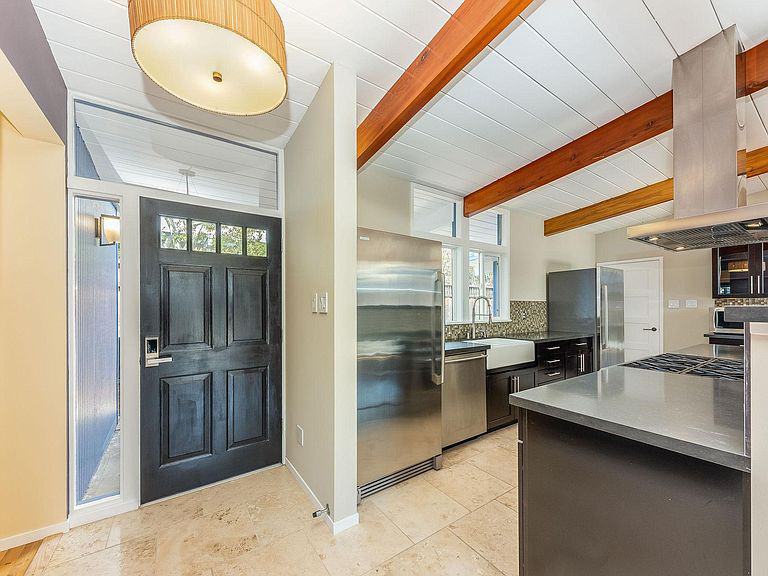 Real estate listings in San Mateo