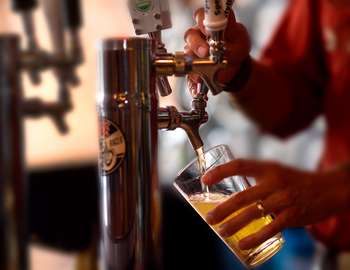 Winchester Goose Beer Pour Closeup