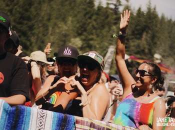 Fans / Crowd (Photo by @eyesofjem)