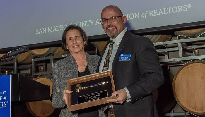 Photograph of 2024 SAMCAR President Moisés Pelayo receiving the presidential gavel from Past President Diane Viviani