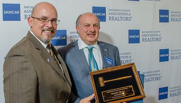 Photograph of 2025 SAMCAR President Frank Vella accepting ceremonial gavel from outgoing president Moisés Pelayo at the 2025 Installation luncheon