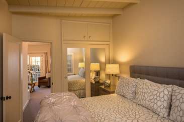 Image about Deluxe King Suite Befroom