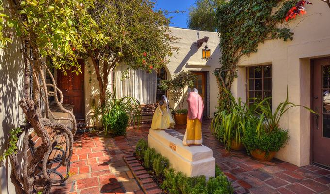 Courtyards & Passageways