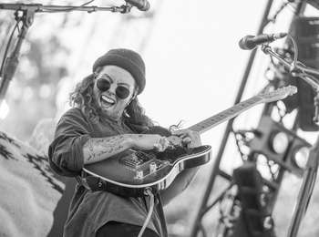 Tash Sultana at Cali Roots 2018 (Photo by Josue Rivas)