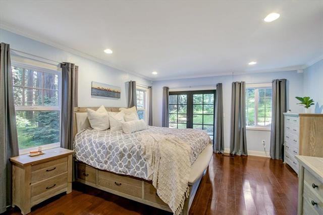 Real estate listings in Woodside