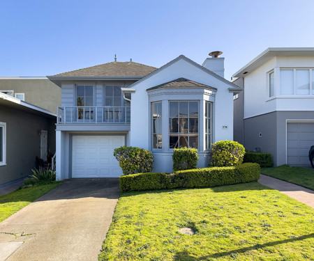 Real estate listings in Dal Y City