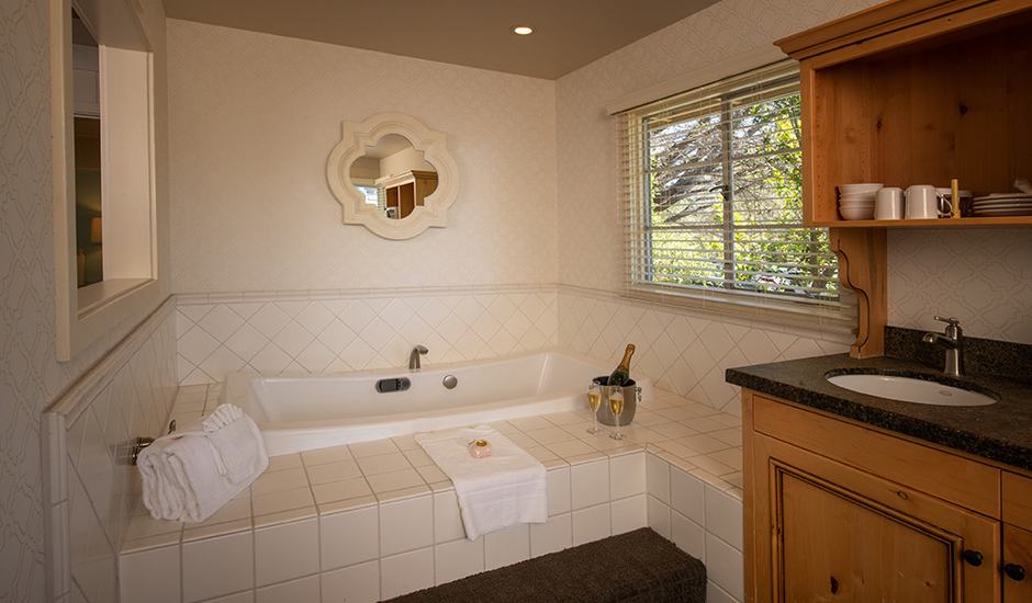 King Cottage Suite, Jacuzzi Fireplace, Pet-Friendly - Image #1
