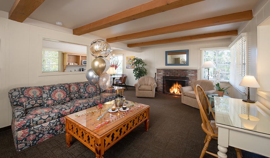 King Cottage Suite, Jacuzzi Fireplace, Pet-Friendly - Image #2