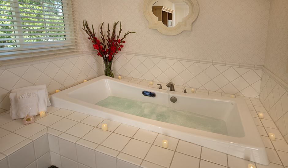 King Cottage Suite, Jacuzzi Fireplace, Pet-Friendly - Image #2