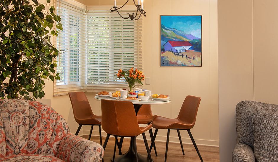 King Cottage Suite, Kitchen, Fireplace, Pet-Friendly - Image #3