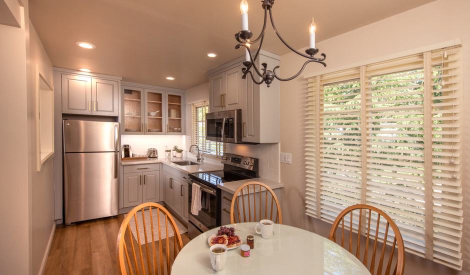 King Cottage Suite, Kitchen, Fireplace, Pet-Friendly - Image #4