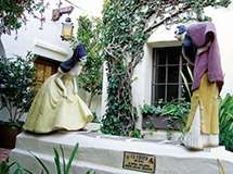 El Paseo Statue